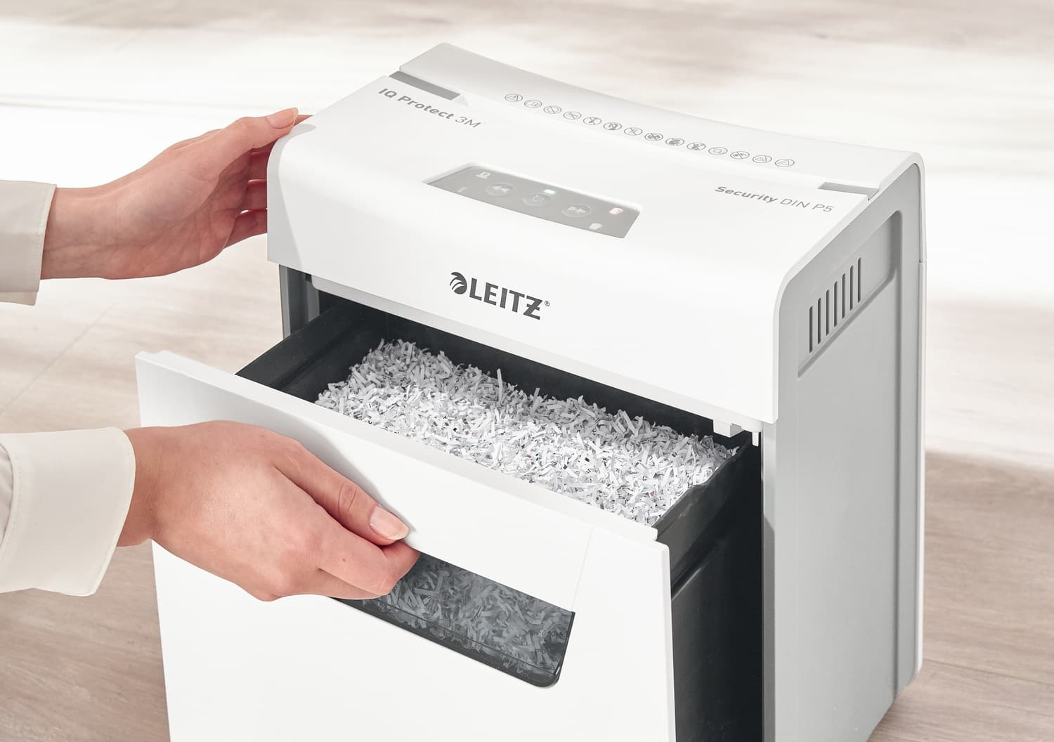 Distrugator manual documente Leitz IQ Protect 3M, 3 coli, P5, micro-cut (tip particule), cos 10 litri, alb, Leitz "80930000" — miniatură