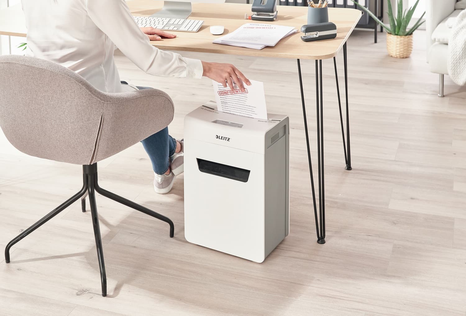 Distrugator manual documente Leitz IQ Protect 6M, 6 coli, P5, micro-cut (tip particule), cos 18 litri, alb, Leitz "80950000" — miniatură