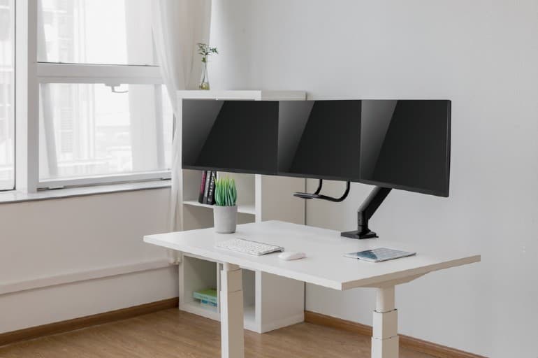 SUPORT de birou Gembird, pt 3 TV/monitor plat, diag. max 27 inch, rotatie, inclinare, pivotare, orizontal, vertical, max 3x6 kg, gas-springs, "MA-DA3-03" — miniatură