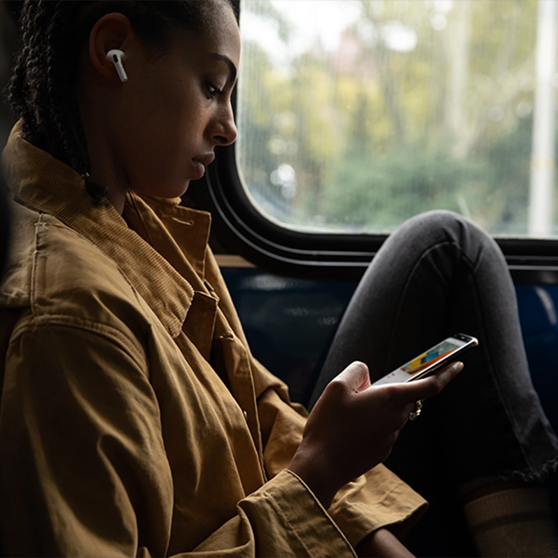 AirPods Pro (2021) carcasa de incarcare wireless compatibila cu MagSafe, Alb "MLWK3" — miniatură