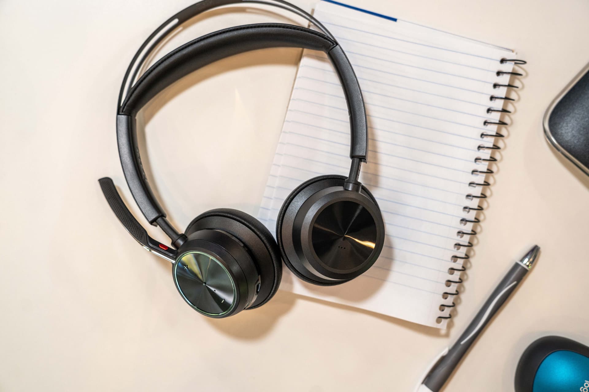 Poly Voyager Focus 2 USB-C-C Headset +USB-C/A Adapter +Charging Stand "9T9J5AA" — miniatură