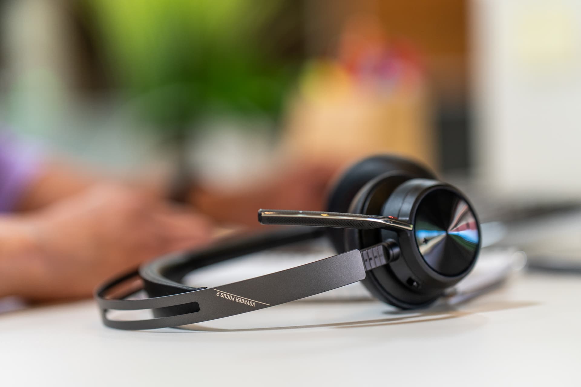 Poly Voyager Focus 2 USB-C-C Headset +USB-C/A Adapter +Charging Stand "9T9J5AA" — miniatură