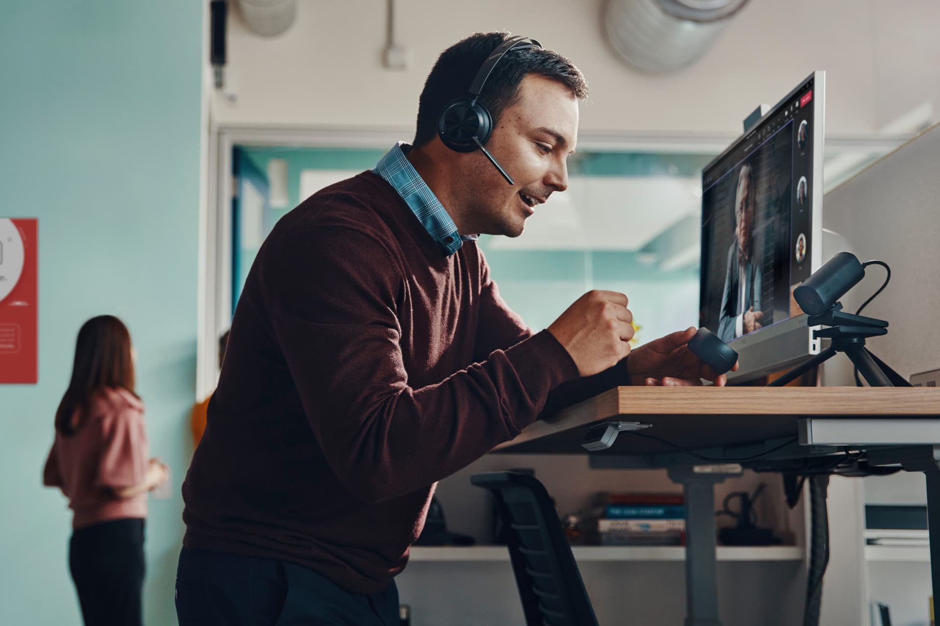Poly Voyager Focus 2 USB-C-C Headset +USB-C/A Adapter +Charging Stand "9T9J5AA" — miniatură