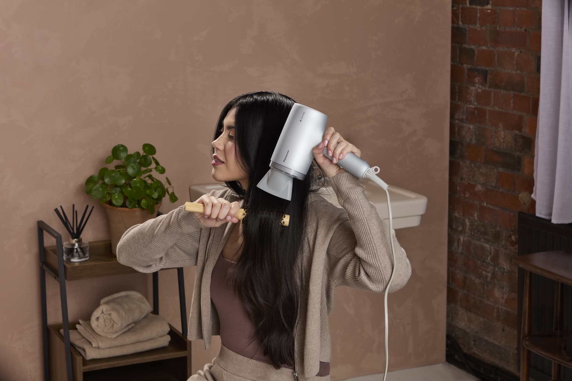 Uscator de par Panasonic EH-NA7M-H825, cu tehnologie nanoeTM (1600W, 3 temperaturi, duza pentru uscare rapida), gri "EH-NA7M-H825" — miniatură