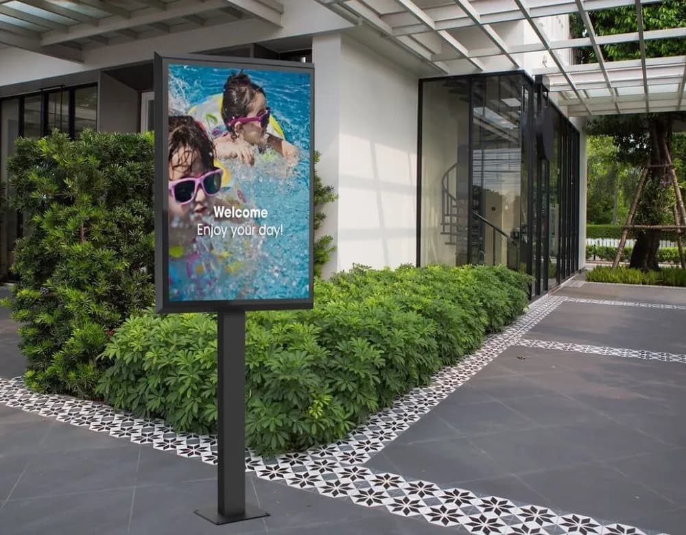 Kiosk outdoor pentru display LG 49XE4F-M, 49", Bezel 38.4 mm si rama Vogel's