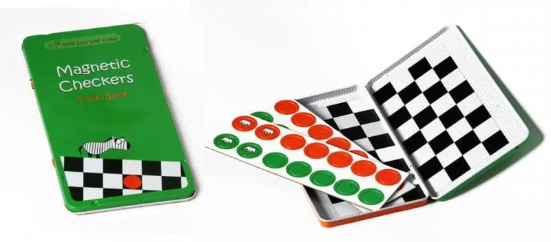 Joc magnetic - Dame - ideal pentru călătoriiVârsta: 4-99Număr dejucători: 2. Conține: 28 magneți.Fie că ești într-o călătorie cu tre nulsau mașina, la iarbă verde sau peplajă, te poți bucura de jocul de DameMagnetic. Un joc de strategiecare stimulează inteligența, spiritul deobservație și